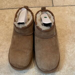 UGG Kids Boots in Chestnut.